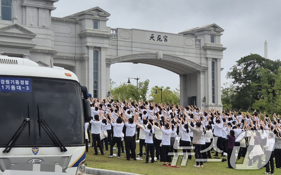 (가평=뉴스1) 양희문 기자 = 김건희 특검팀이 18일 건진법사 청탁 의혹 관련 경기 가평군 설악면 소재 통일교 본부를 압수수색한 가운데 신도들이 본부 입구에서 예배를 하고 있다. …