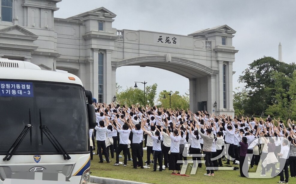 본문 이미지 - 김건희 특검팀이 지난 7월 18일 건진법사 청탁 의혹 관련 경기 가평군 설악면 소재 통일교 본부를 압수수색한 가운데 신도들이 본부 입구에서 예배를 하고 있다. 2025.7.18/뉴스1 ⓒ News1 양희문 기자