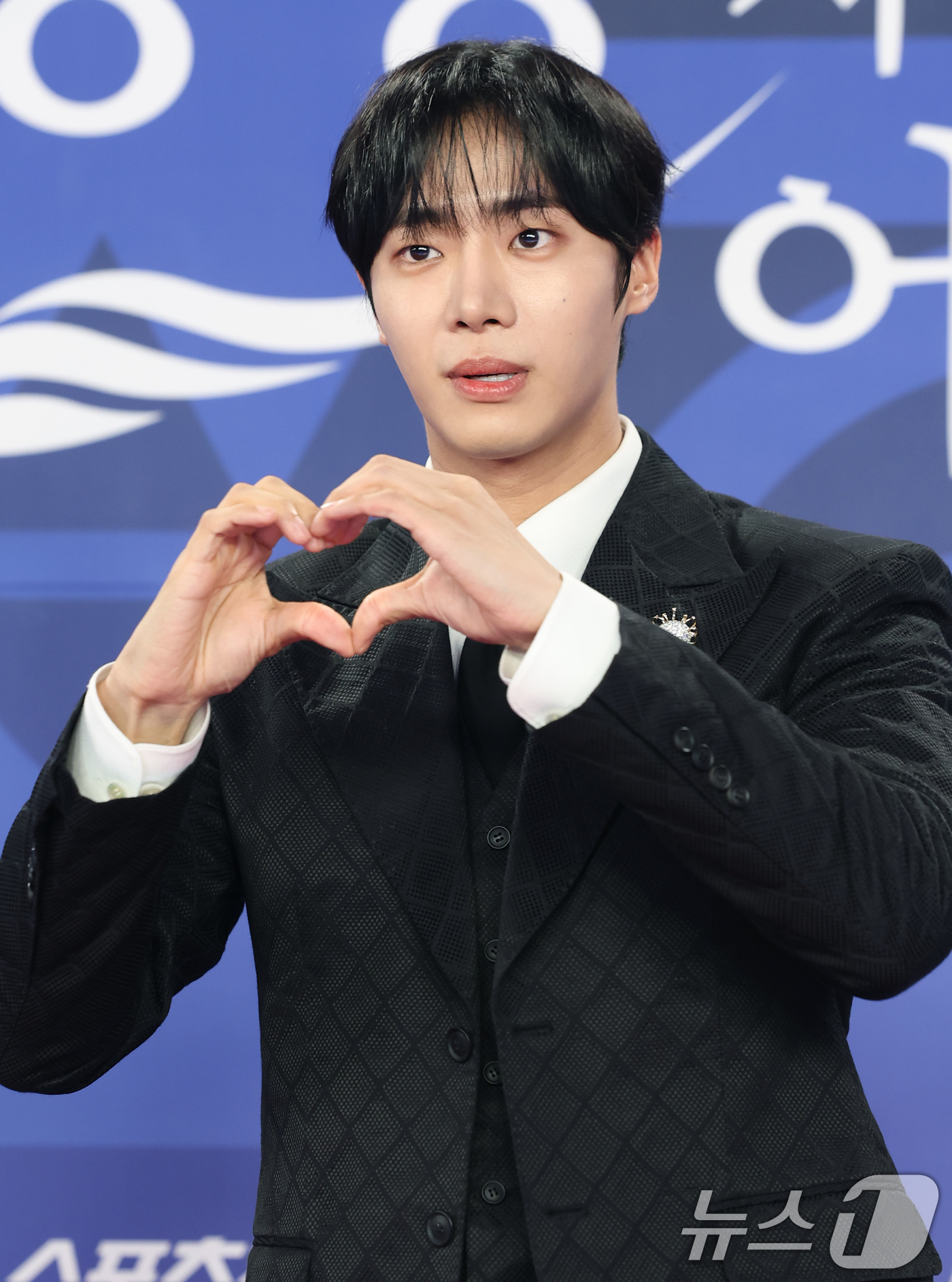 (인천=뉴스1) 권현진 기자 = 배우 추영우가 18일 인천 중구 파라다이스시티에서 열린 ‘제4회 청룡시리즈어워즈’ 레드카펫 행사에 참석해 포즈를 취하고 있다. 2025.7.18/뉴 …