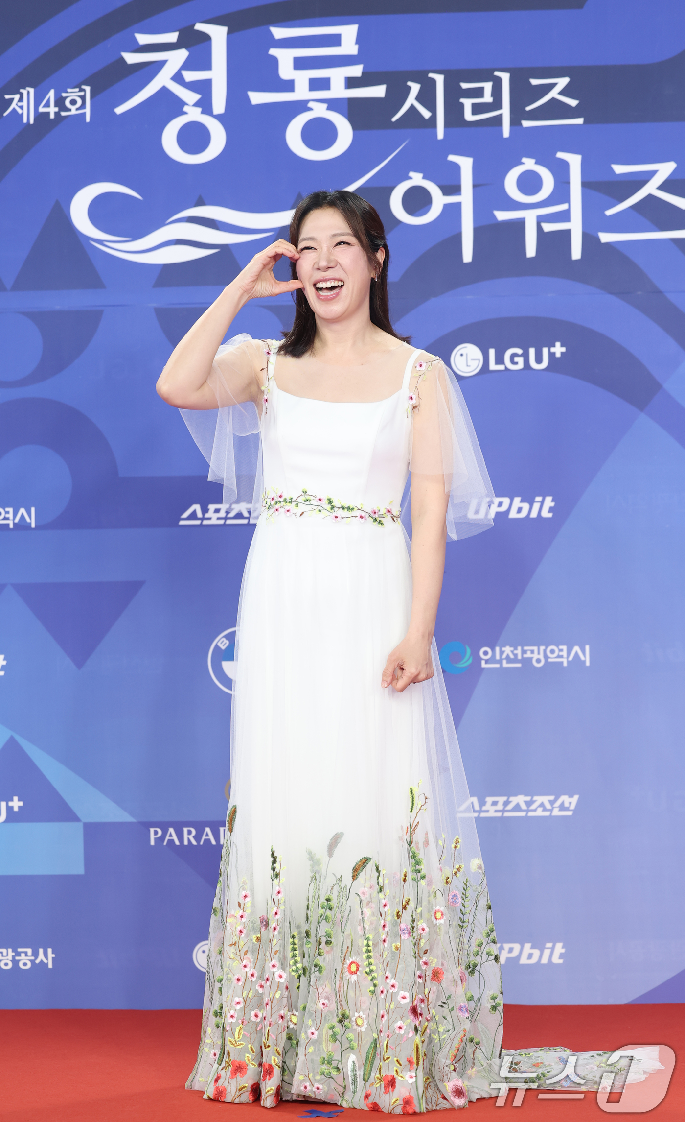 (인천=뉴스1) 권현진 기자 = 배우 염혜란이 18일 인천 중구 파라다이스시티에서 열린 ‘제4회 청룡시리즈어워즈’ 레드카펫 행사에 참석해 포즈를 취하고 있다. 2025.7.18/뉴 …