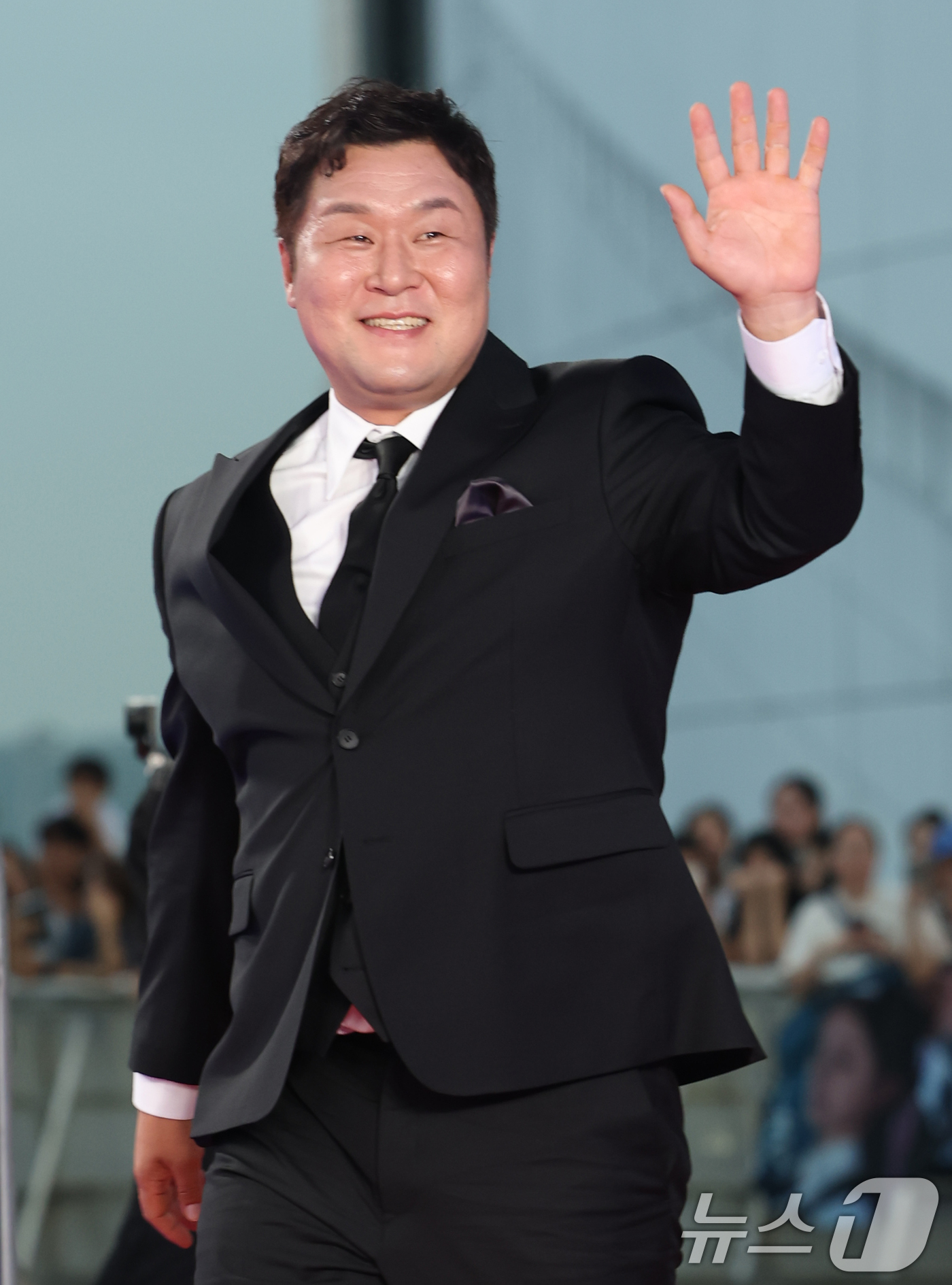 (인천=뉴스1) 권현진 기자 = 배우 윤경호가 18일 인천 중구 파라다이스시티에서 열린 ‘제4회 청룡시리즈어워즈’ 레드카펫 행사에 참석해 포즈를 취하고 있다. 2025.7.18/뉴 …