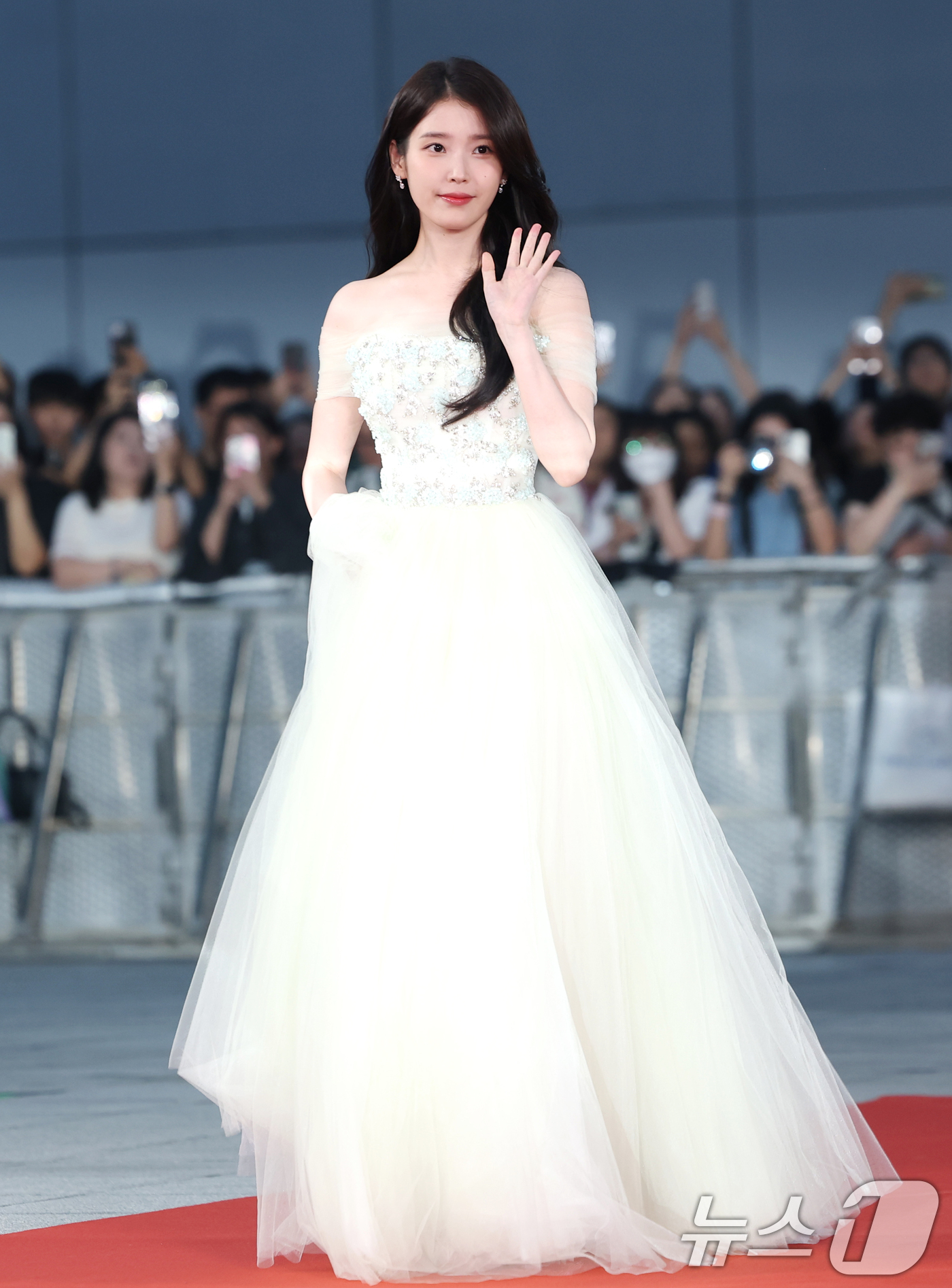 (인천=뉴스1) 권현진 기자 = 배우 아이유가 18일 인천 중구 파라다이스시티에서 열린 ‘제4회 청룡시리즈어워즈’ 레드카펫 행사에 참석하고 있다. 2025.7.18/뉴스1