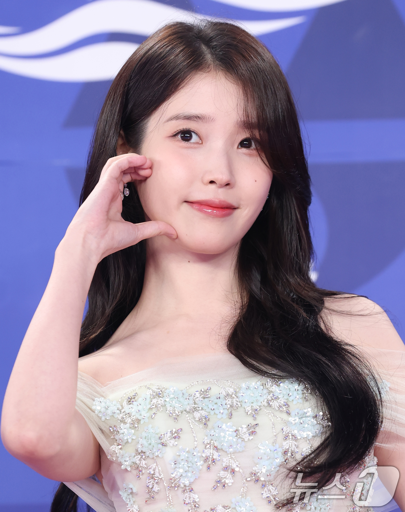 (인천=뉴스1) 권현진 기자 = 배우 아이유가 18일 인천 중구 파라다이스시티에서 열린 ‘제4회 청룡시리즈어워즈’ 레드카펫 행사에 참석해 포즈를 취하고 있다. 2025.7.18/뉴 …