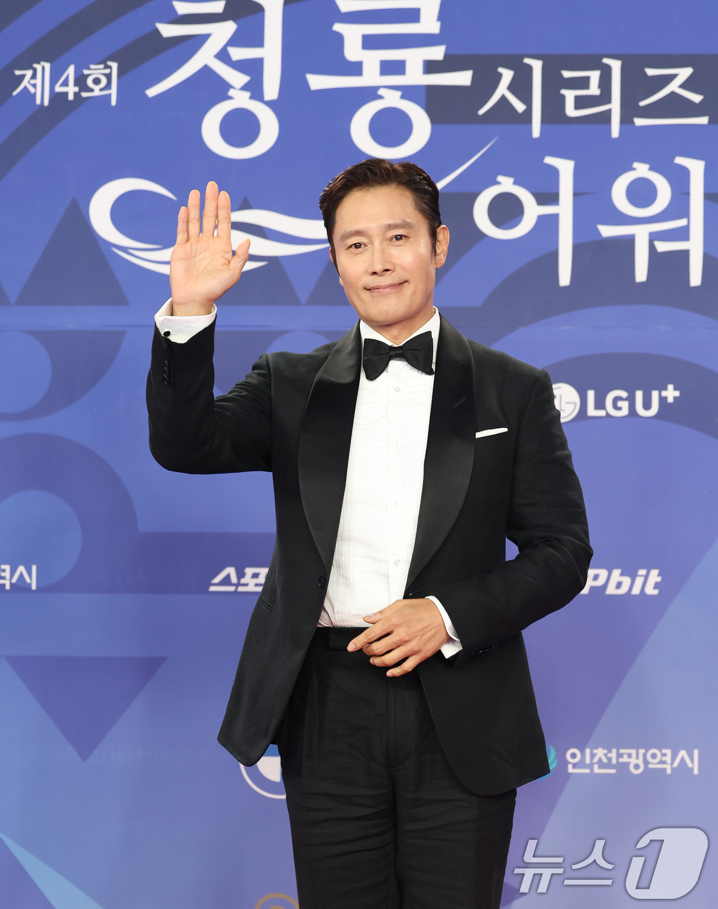 (인천=뉴스1) 권현진 기자 = 배우 이병헌이 18일 인천 중구 파라다이스시티에서 열린 ‘제4회 청룡시리즈어워즈’ 레드카펫 행사에 참석해 포즈를 취하고 있다. 2025.7.18/뉴 …