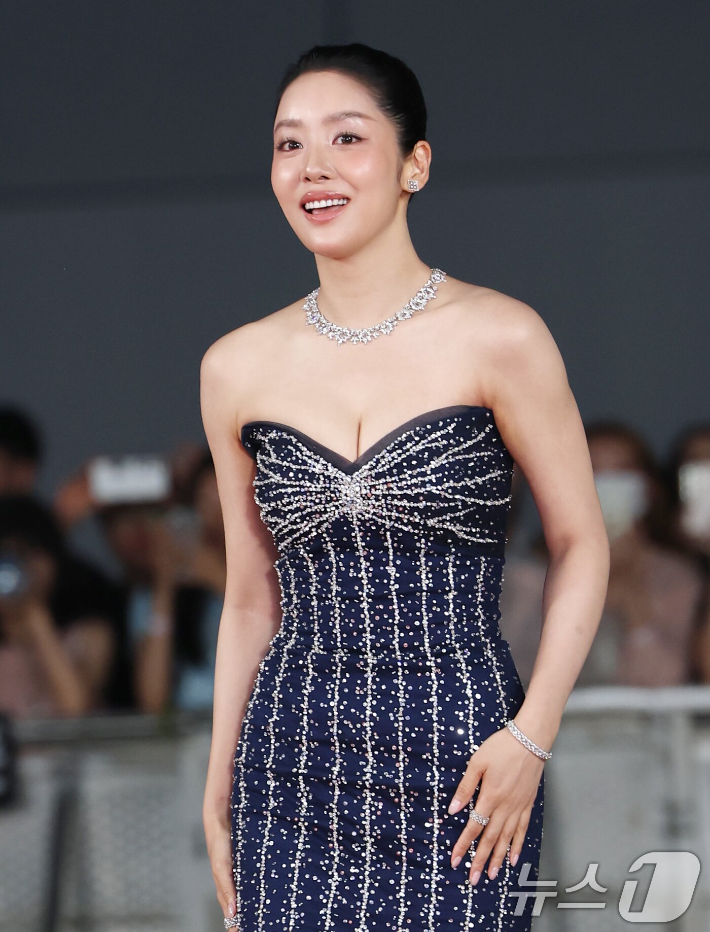본문 이미지 - 배우 차주영이 18일 인천 중구 파라다이스시티에서 열린 ‘제4회 청룡시리즈어워즈’에 참석해 레드카펫을 밟고 있다. ⓒ News1 권현진 기자