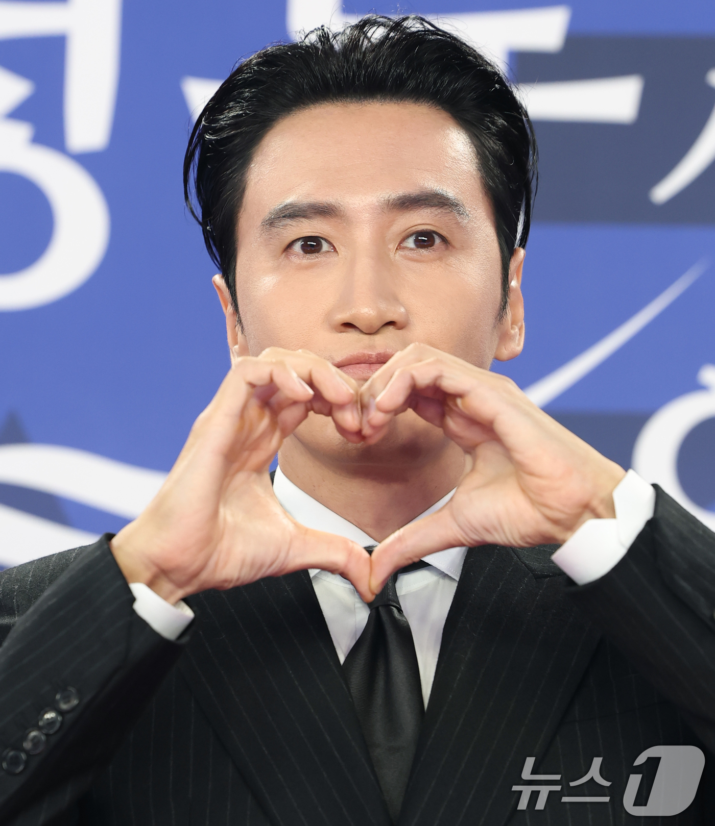 (인천=뉴스1) 권현진 기자 = 배우 이광수가 18일 인천 중구 파라다이스시티에서 열린 ‘제4회 청룡시리즈어워즈’ 레드카펫 행사에 참석해 포즈를 취하고 있다. 2025.7.18/뉴 …