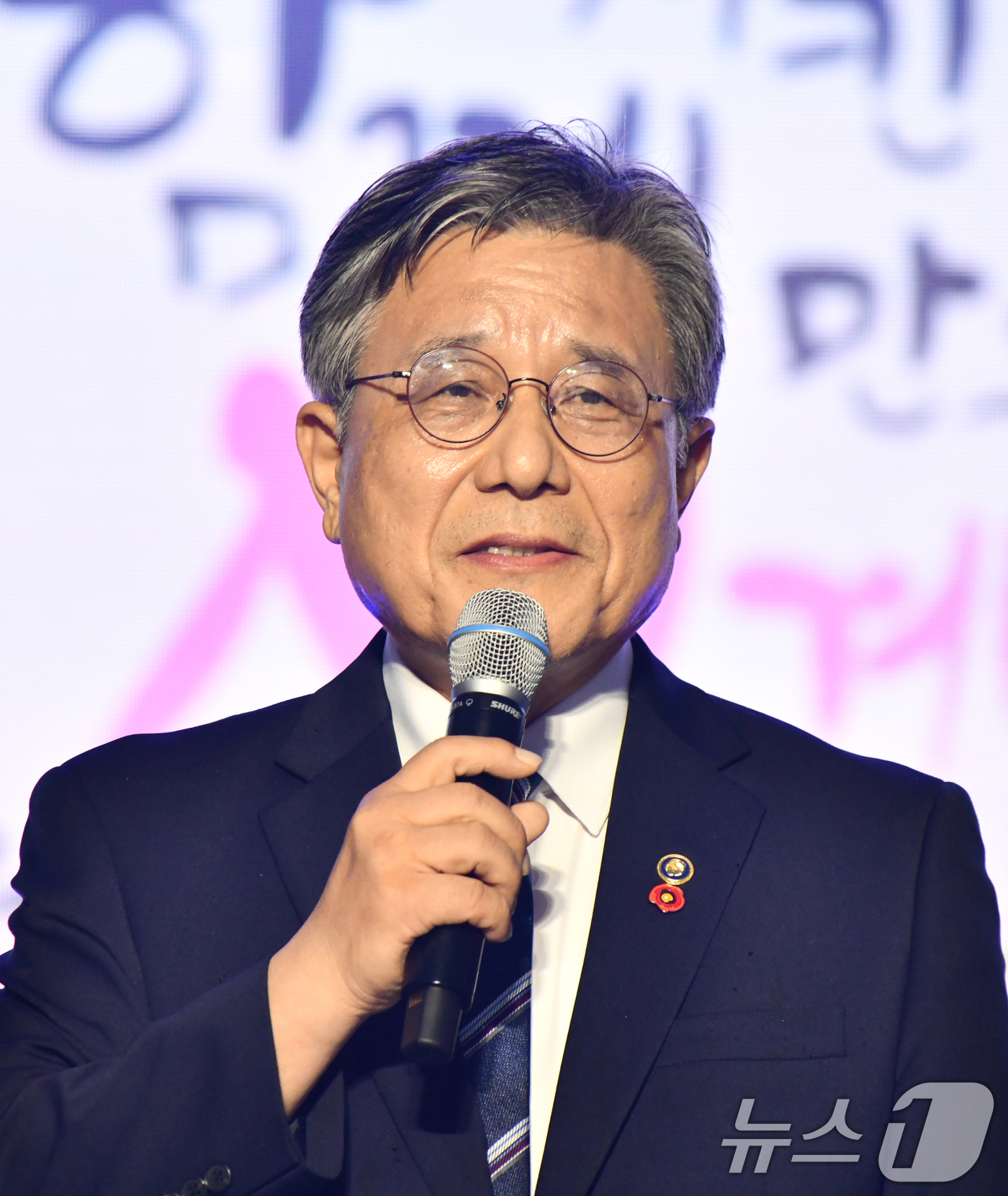 (서울=뉴스1) = 허민 국가유산청장이 18일 오후 제주특별자치도 탑동해변공연장에서 개최된 ‘제주4·3기록물’ 유네스코 세계기록유산 등재 기념식에 참석해 인사말을 하고 있다. (국 …