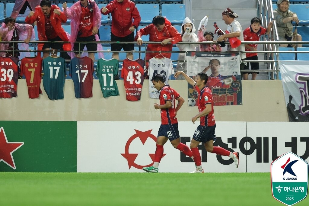 본문 이미지 - 김천 상무의 원기종이 득점 후 세리머니를 하고 있다. (한국프로축구연맹 제공)