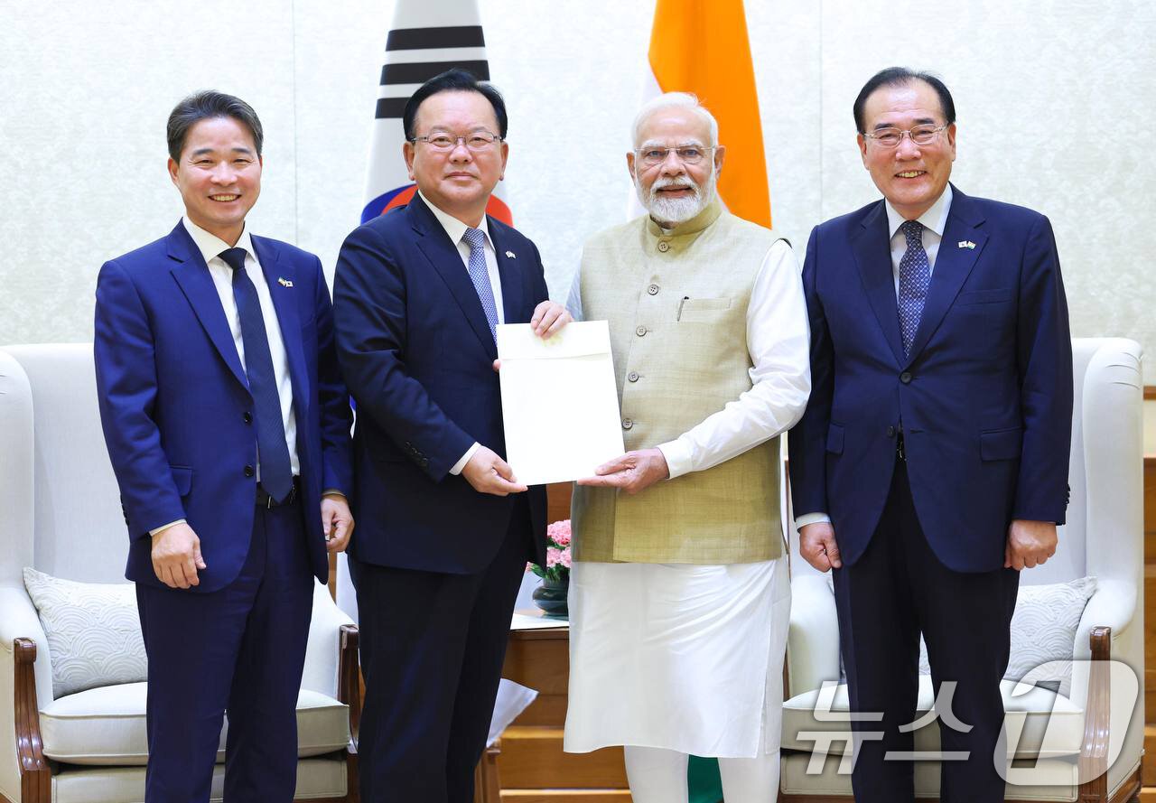 본문 이미지 - 김부겸 전 국무총리를 단장으로 하는 대통령 인도 특사단이 17일(현지시간) 인도 뉴델리에서 나렌드라 모디 인도 총리를 만나 이재명 대통령의 친서를 전달하고 있다. (외교부 제공. 재판매 및 DB 금지) 2025.7.18/뉴스1
