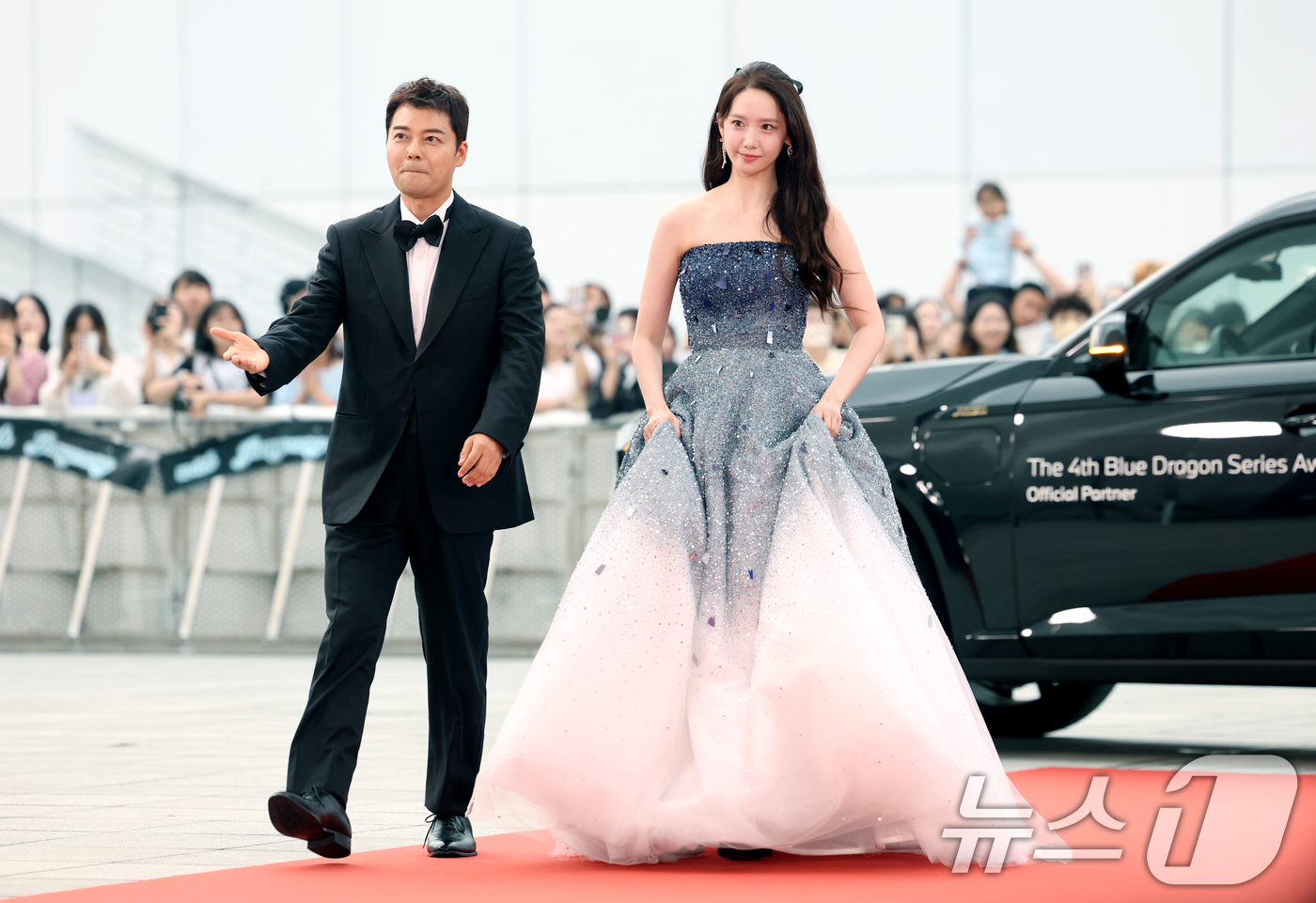 (인천=뉴스1) 권현진 기자 = MC 전현무와 임윤아(오른쪽)가 18일 인천 중구 파라다이스시티에서 열린 ‘제4회 청룡시리즈어워즈’에 참석해 레드카펫을 밟고 있다. 2025.7.1 …