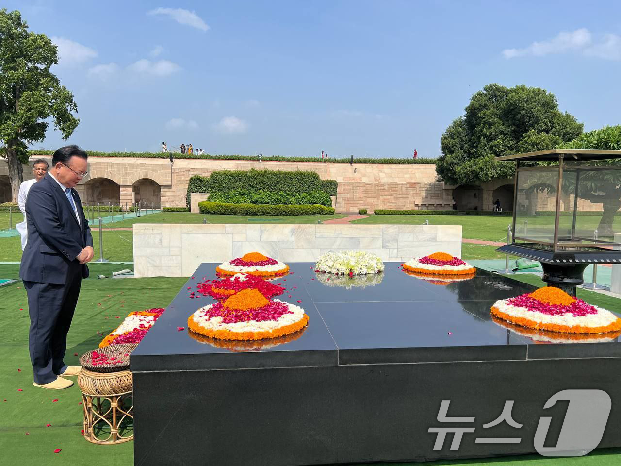 (서울=뉴스1) = 김부겸 대통령 인도 특사단장이 18일(현지시간) 인도 뉴델리 간디 추모공원을 찾아 묵념하고 있다. (외교부 제공. 재판매 및 DB 금지) 2025.7.18/뉴스 …