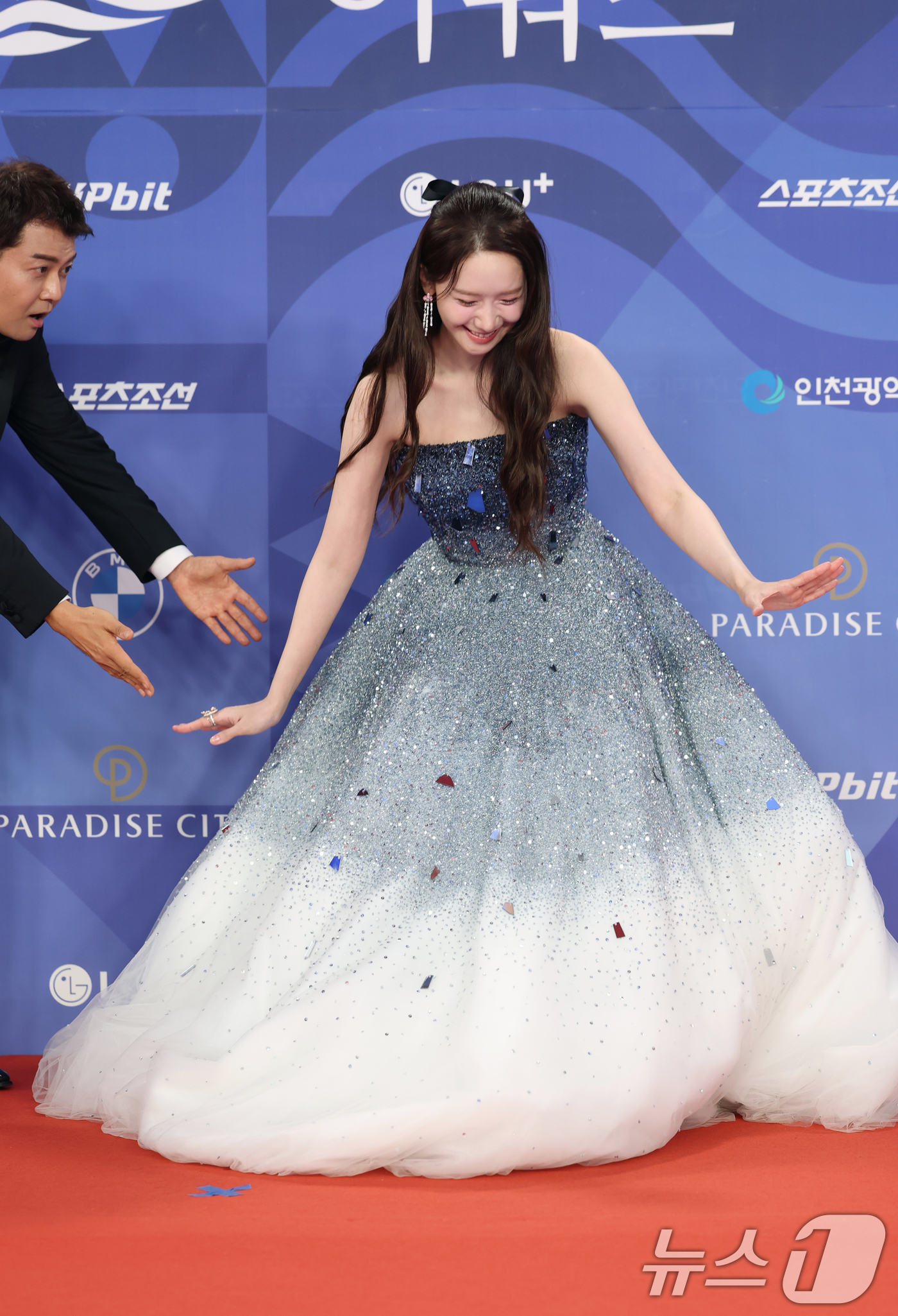 (인천=뉴스1) 권현진 기자 = 소녀시대 임윤아가 18일 인천 중구 파라다이스시티에서 열린 ‘제4회 청룡시리즈어워즈’ 레드카펫 행사에 참석해 포즈를 취하는 도중 중심을 잃고 넘어지 …