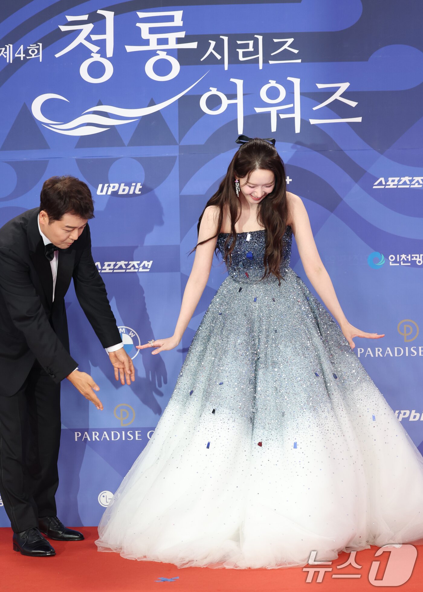 본문 이미지 - 소녀시대 임윤아가 18일 인천 중구 파라다이스시티에서 열린 ‘제4회 청룡시리즈어워즈’ 레드카펫 행사에 참석해 포즈를 취하는 도중 중심을 잃고 넘어지려 하고 있다. ⓒ News1 권현진 기자