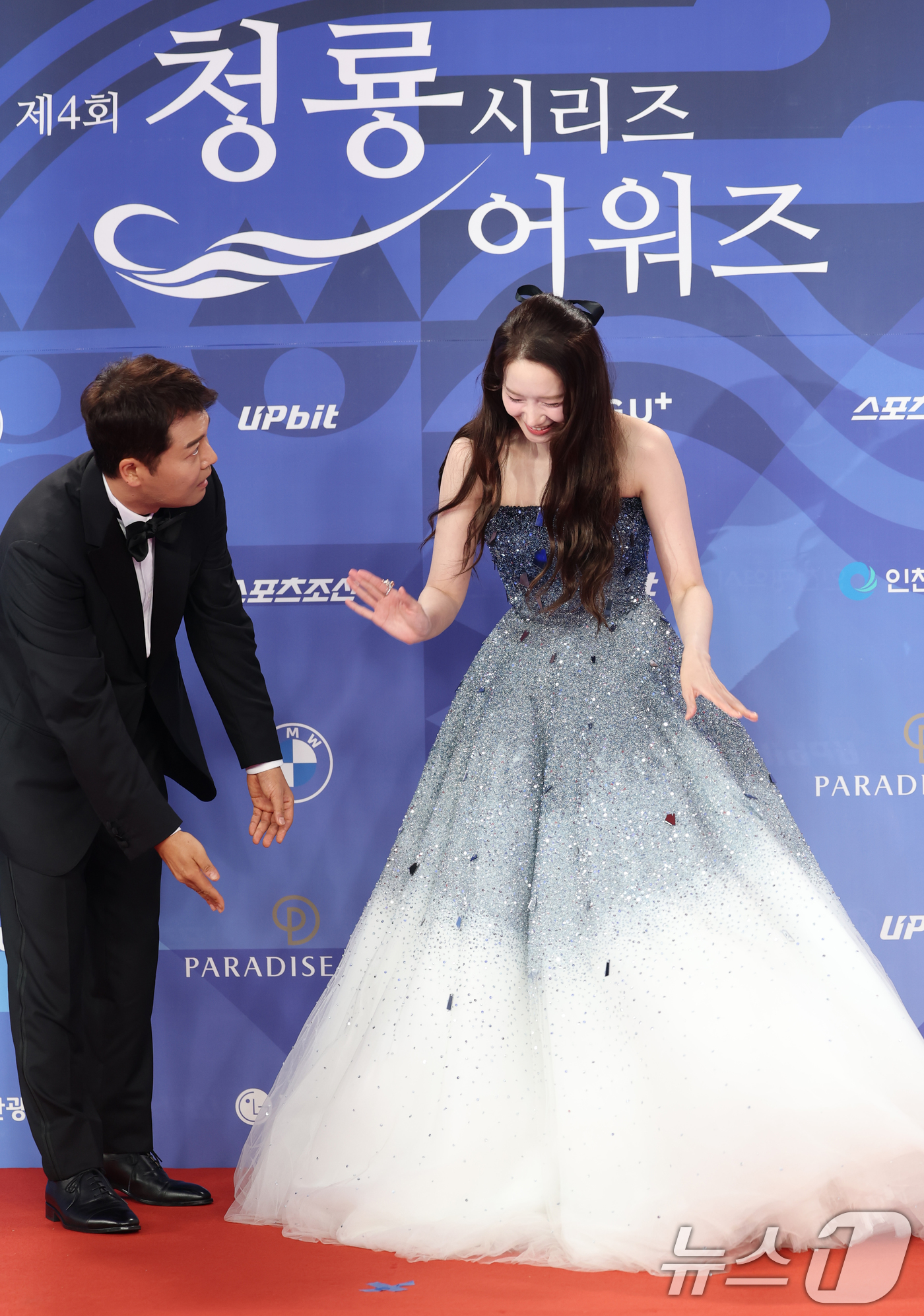 (인천=뉴스1) 권현진 기자 = 소녀시대 임윤아가 18일 인천 중구 파라다이스시티에서 열린 ‘제4회 청룡시리즈어워즈’ 레드카펫 행사에 참석해 넘어지려 하다 중심을 잡고 있다. 20 …