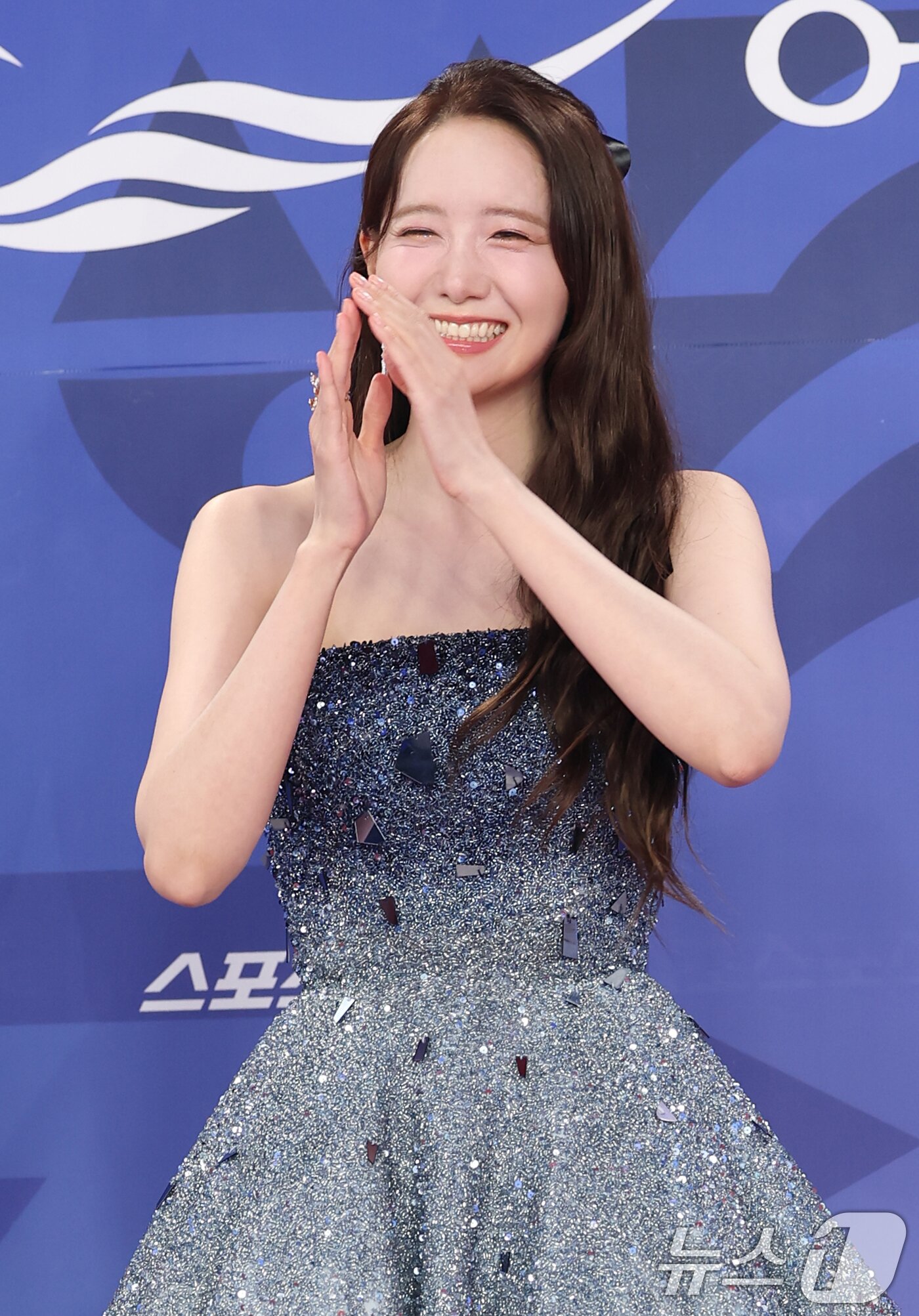 본문 이미지 - 소녀시대 임윤아가 18일 인천 중구 파라다이스시티에서 열린 ‘제4회 청룡시리즈어워즈’ 레드카펫 행사에 참석해 웃음보를 터트리고 있다. ⓒ News1 권현진 기자