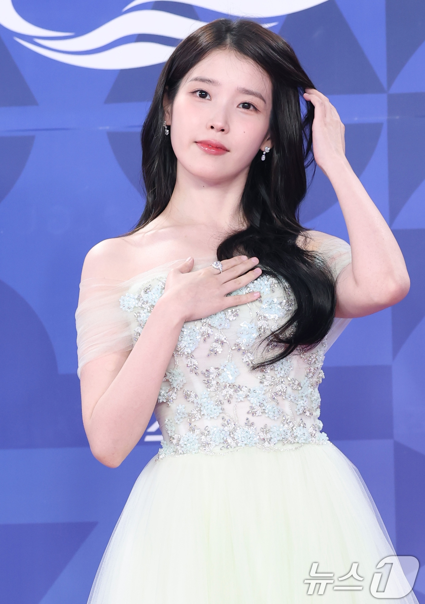 (인천=뉴스1) 권현진 기자 = 배우 겸 가수 아이유가 18일 인천 중구 파라다이스시티에서 열린 ‘제4회 청룡시리즈어워즈’ 레드카펫 행사에 참석해 포즈를 취하고 있다. 2025.7 …