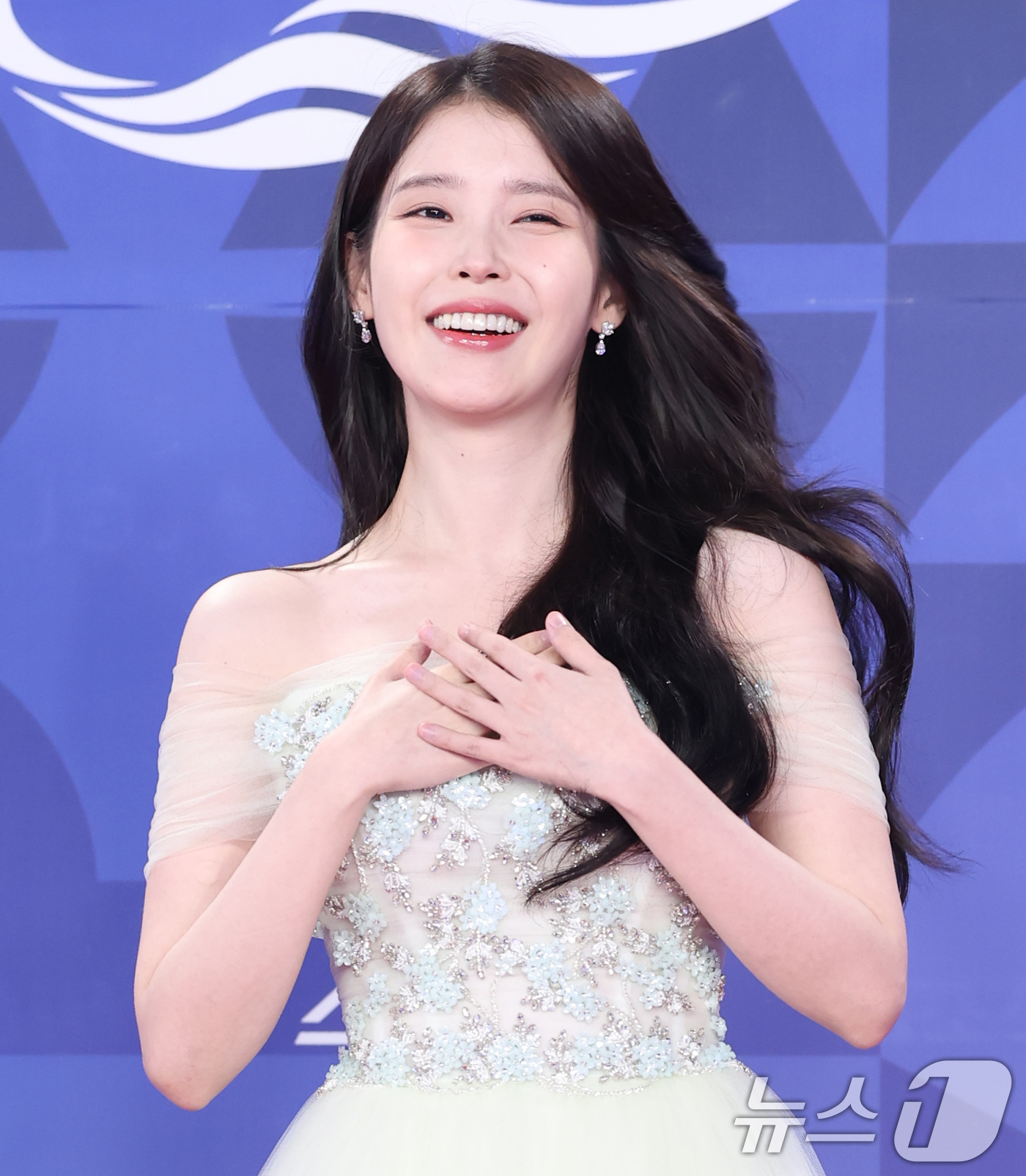 (인천=뉴스1) 권현진 기자 = 배우 겸 가수 아이유가 18일 인천 중구 파라다이스시티에서 열린 ‘제4회 청룡시리즈어워즈’ 레드카펫 행사에 참석해 환한 미소를 짓고 있다. 2025 …