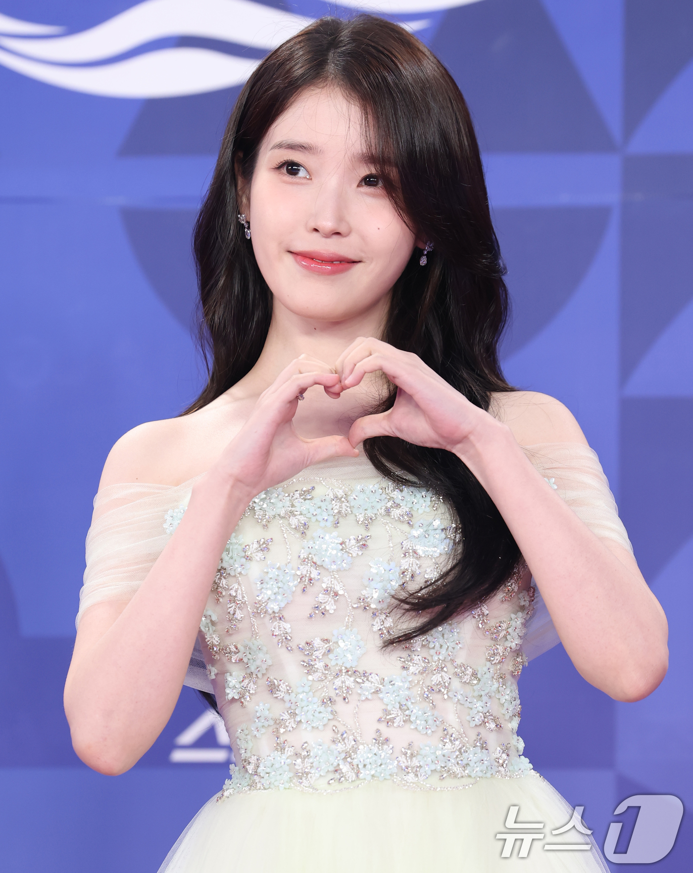 (인천=뉴스1) 권현진 기자 = 배우 겸 가수 아이유가 18일 인천 중구 파라다이스시티에서 열린 ‘제4회 청룡시리즈어워즈’ 레드카펫 행사에 참석해 포즈를 취하고 있다. 2025.7 …