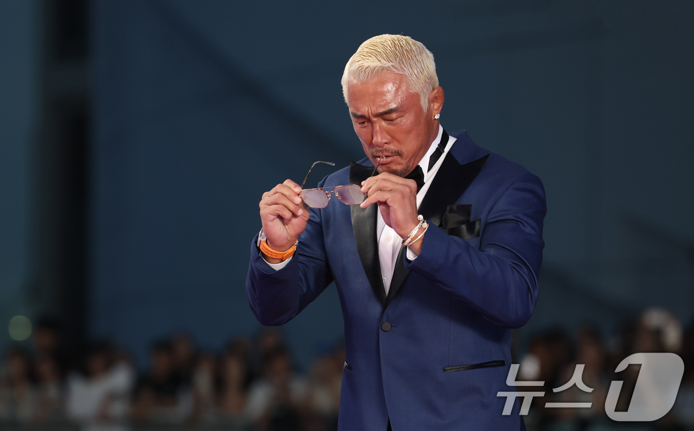 (인천=뉴스1) 권현진 기자 = 격투기 선수 추성훈이 18일 인천 중구 파라다이스시티에서 열린 ‘제4회 청룡시리즈어워즈’에 김이 서린 안경을 끼고 레드카펫을 밟고 있다. 2025. …