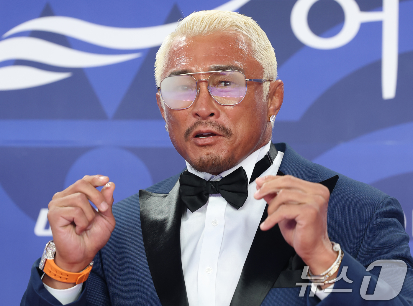 (인천=뉴스1) 권현진 기자 = 격투기 선수 추성훈이 18일 인천 중구 파라다이스시티에서 열린 ‘제4회 청룡시리즈어워즈’에 김이 서린 안경을 끼고 포즈를 취하고 있다. 2025.7 …