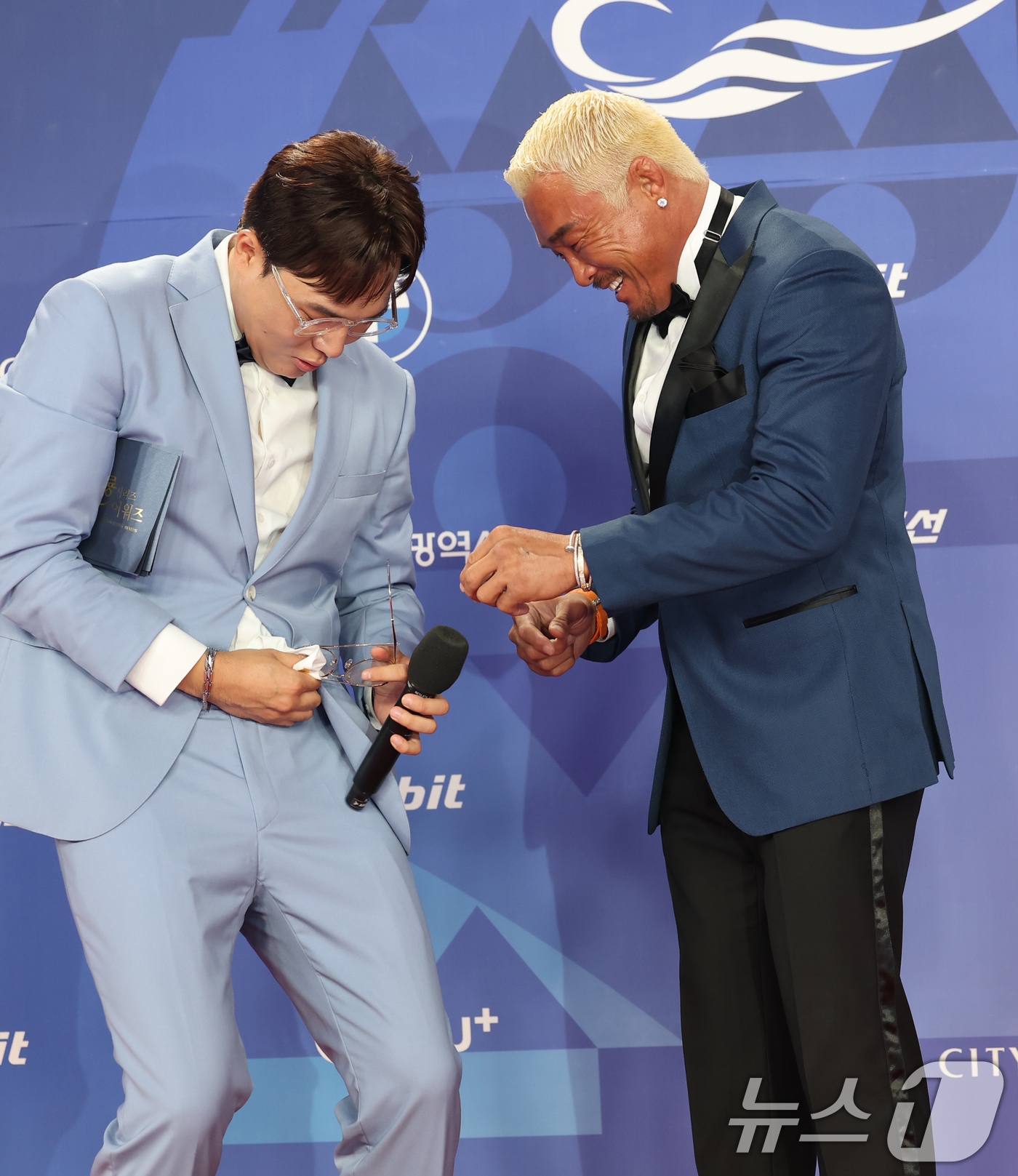 (인천=뉴스1) 권현진 기자 = MC배(왼쪽)가 18일 인천 중구 파라다이스시티에서 열린 ‘제4회 청룡시리즈어워즈’에 참석해 추성훈의 김이 서린 안경을 옷으로 닦아주고 있다. 20 …