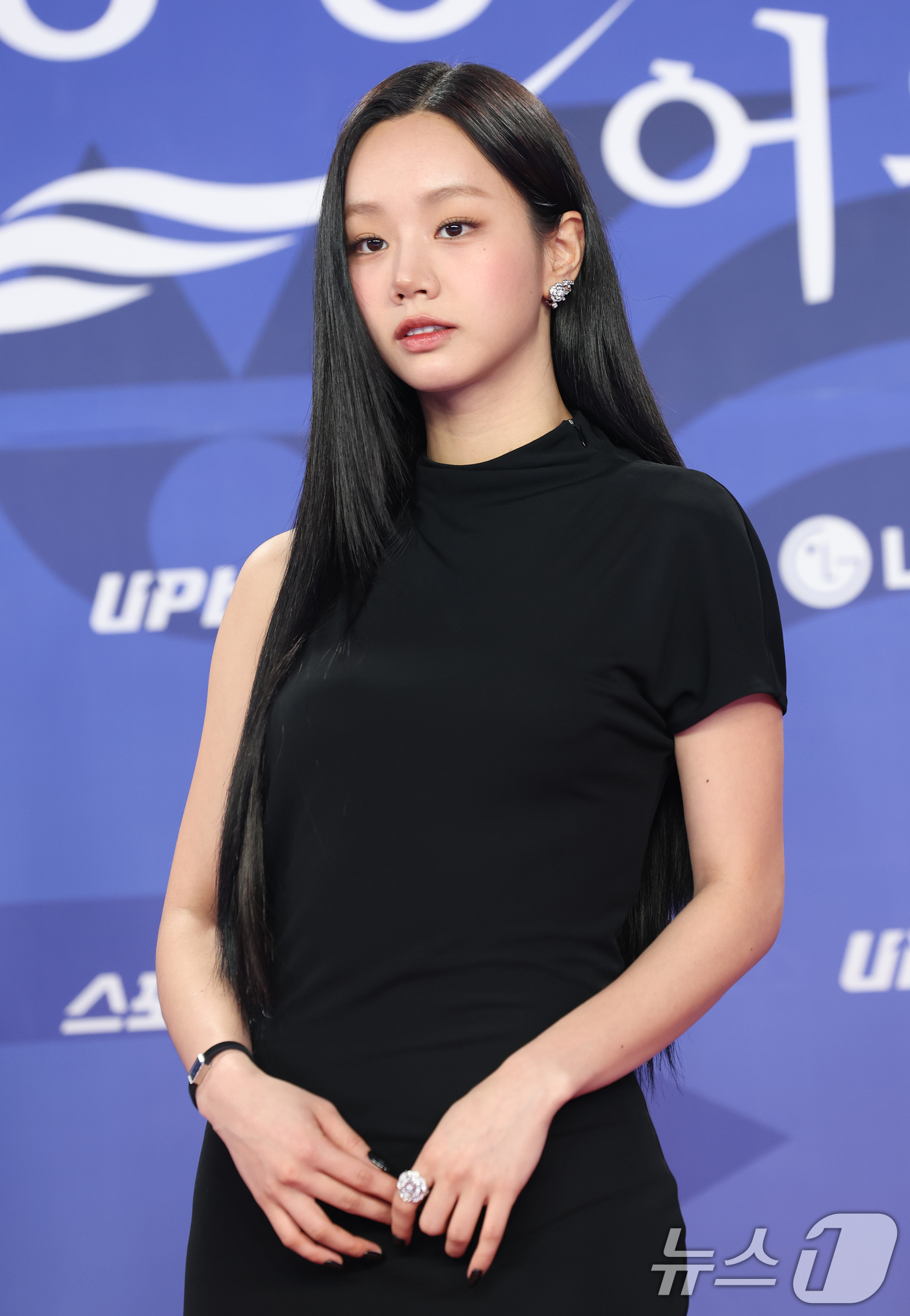 (인천=뉴스1) 권현진 기자 = 배우 혜리가 18일 인천 중구 파라다이스시티에서 열린 ‘제4회 청룡시리즈어워즈’ 레드카펫 행사에 참석해 포즈를 취하고 있다. 2025.7.18/뉴스 …