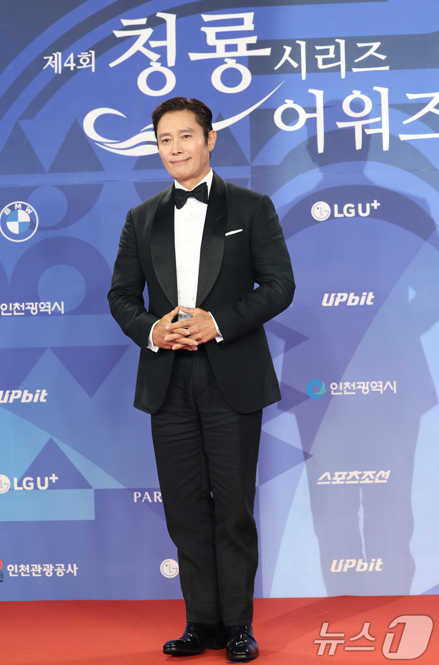 (인천=뉴스1) 권현진 기자 = 배우 이병헌이 18일 인천 중구 파라다이스시티에서 열린 ‘제4회 청룡시리즈어워즈’ 레드카펫 행사에 참석해 포즈를 취하고 있다. 2025.7.18/뉴 …