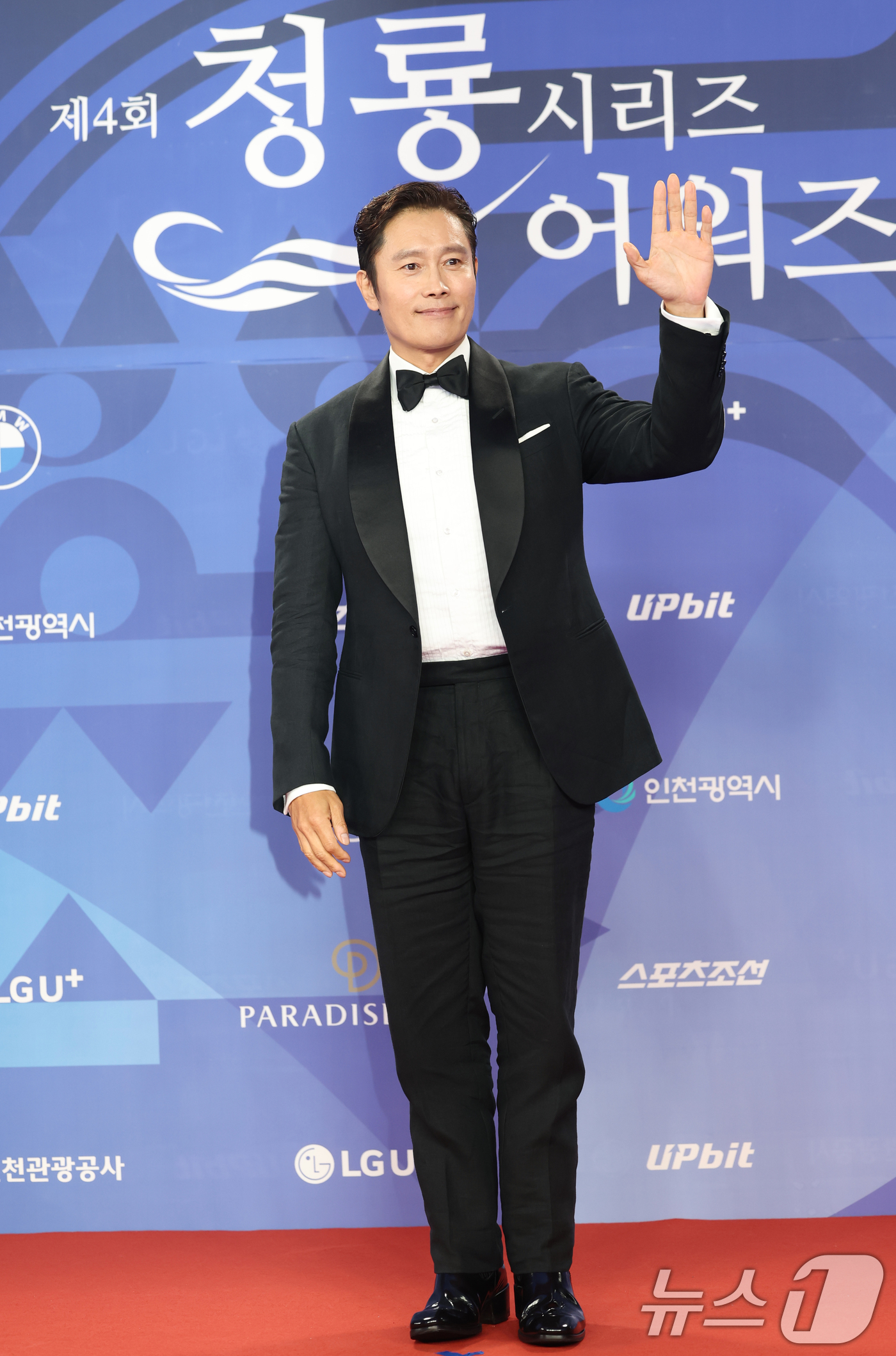 (인천=뉴스1) 권현진 기자 = 배우 이병헌이 18일 인천 중구 파라다이스시티에서 열린 ‘제4회 청룡시리즈어워즈’ 레드카펫 행사에 참석해 포즈를 취하고 있다. 2025.7.18/뉴 …