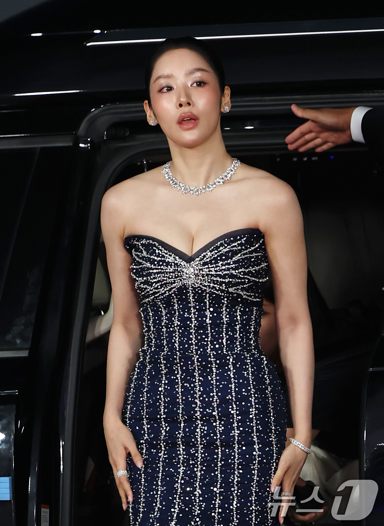 (인천=뉴스1) 권현진 기자 = 배우 차주영이 18일 인천 중구 파라다이스시티에서 열린 ‘제4회 청룡시리즈어워즈’에 참석하기 위해 하차하고 있다. 2025.7.18/뉴스1