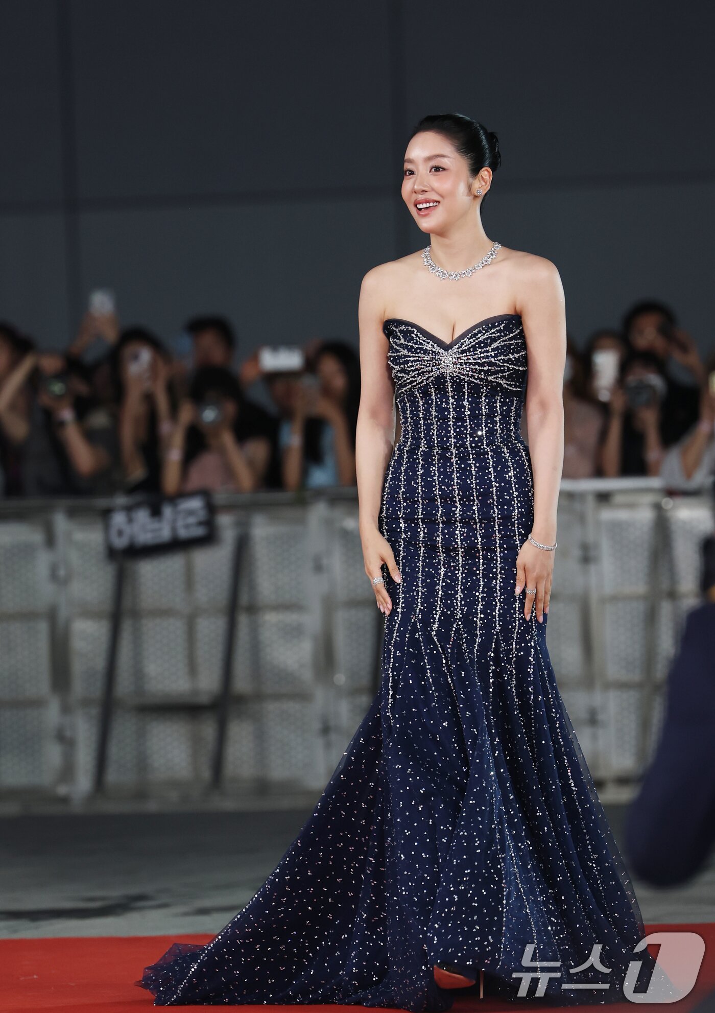 본문 이미지 - 배우 차주영이 18일 인천 중구 파라다이스시티에서 열린 ‘제4회 청룡시리즈어워즈’에 참석해 레드카펫을 밟고 있다. ⓒ News1 권현진 기자