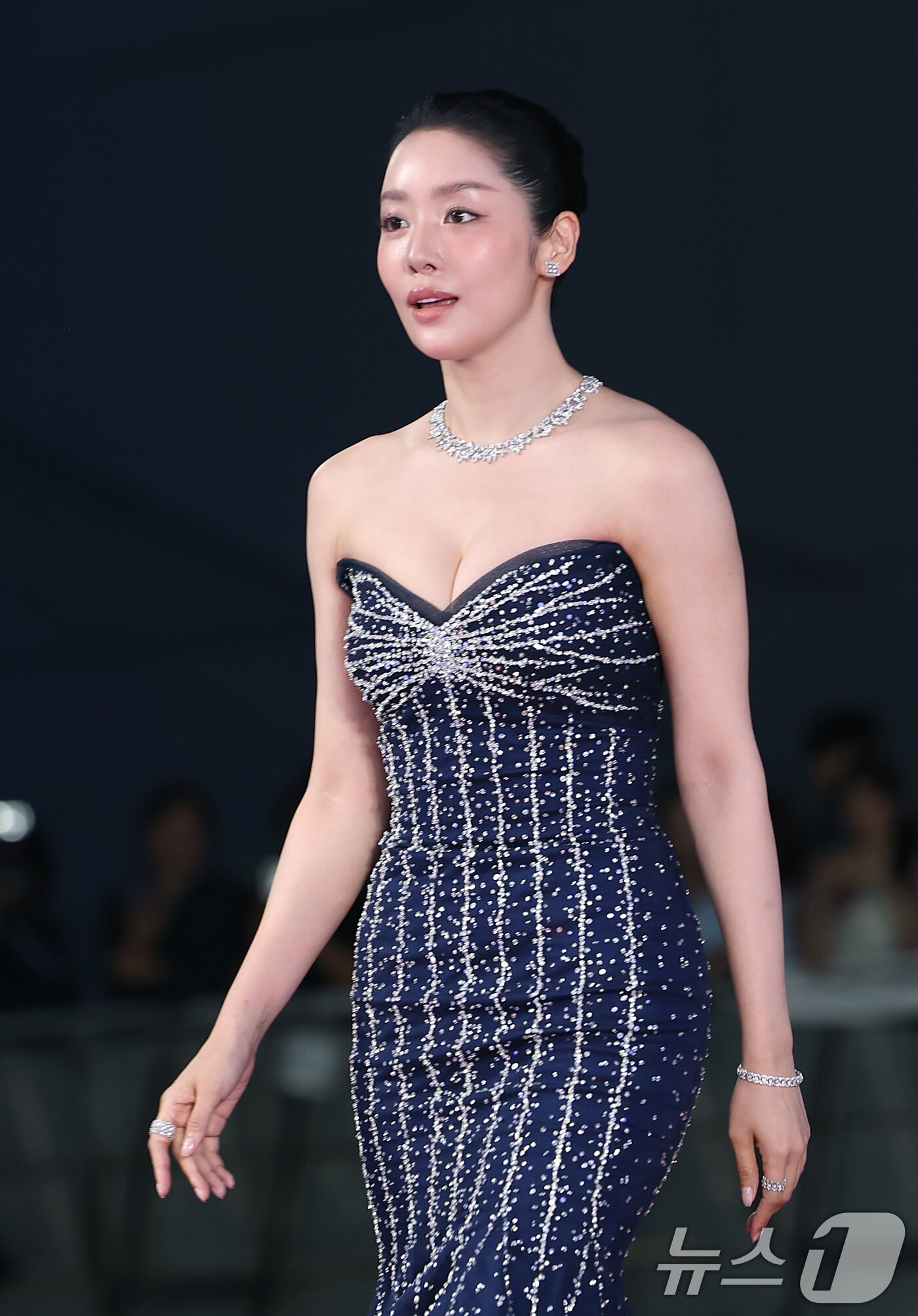 본문 이미지 - 배우 차주영이 18일 인천 중구 파라다이스시티에서 열린 ‘제4회 청룡시리즈어워즈’에 참석해 레드카펫을 밟고 있다.  ⓒ News1 권현진 기자