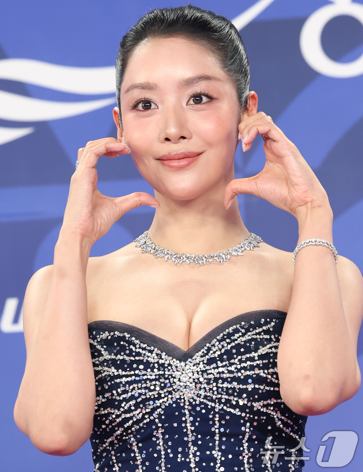 (인천=뉴스1) 권현진 기자 = 배우 차주영이 18일 인천 중구 파라다이스시티에서 열린 ‘제4회 청룡시리즈어워즈’ 레드카펫 행사에 참석해 포즈를 취하고 있다. 2025.7.18/뉴 …