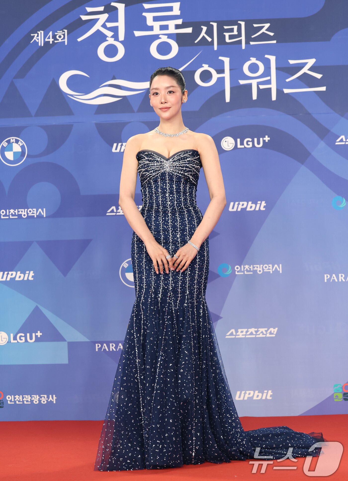본문 이미지 - 배우 차주영이 18일 인천 중구 파라다이스시티에서 열린 ‘제4회 청룡시리즈어워즈’ 레드카펫 행사에 참석해 포즈를 취하고 ⓒ News1 권현진 기자