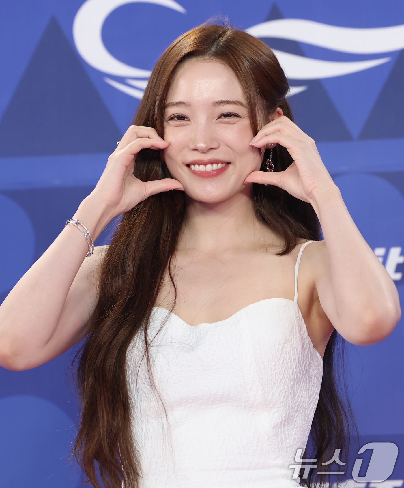 (인천=뉴스1) 권현진 기자 = 배우 윤소희가 18일 인천 중구 파라다이스시티에서 열린 ‘제4회 청룡시리즈어워즈’에 레드카펫 행사에 참석해 볼 하트를 그리고 있다. 2025.7.1 …