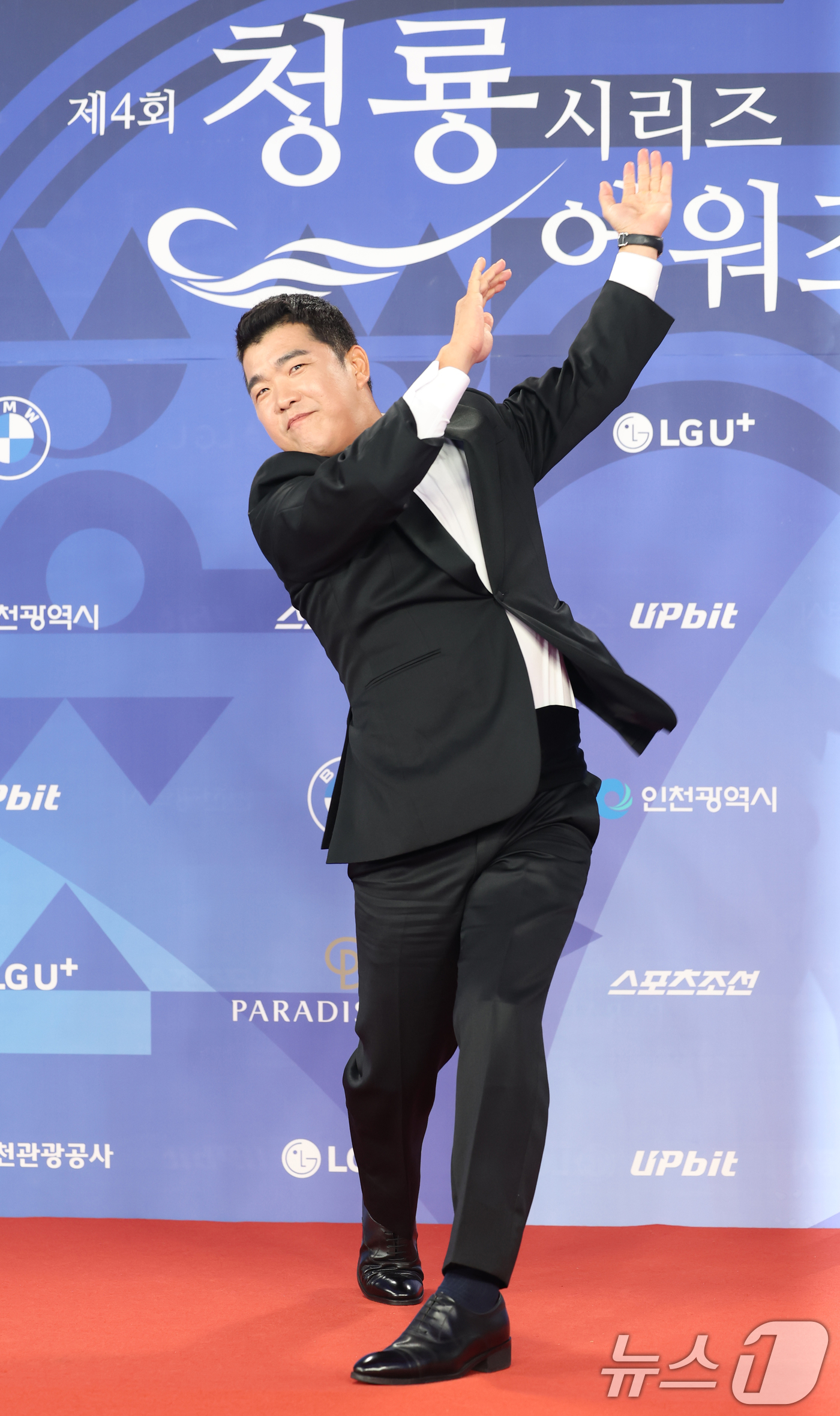 (인천=뉴스1) 권현진 기자 = 방송인 정근우가 18일 인천 중구 파라다이스시티에서 열린 ‘제4회 청룡시리즈어워즈’ 레드카펫 행사에 참석해 포즈를 취하고 있다. 2025.7.18/ …