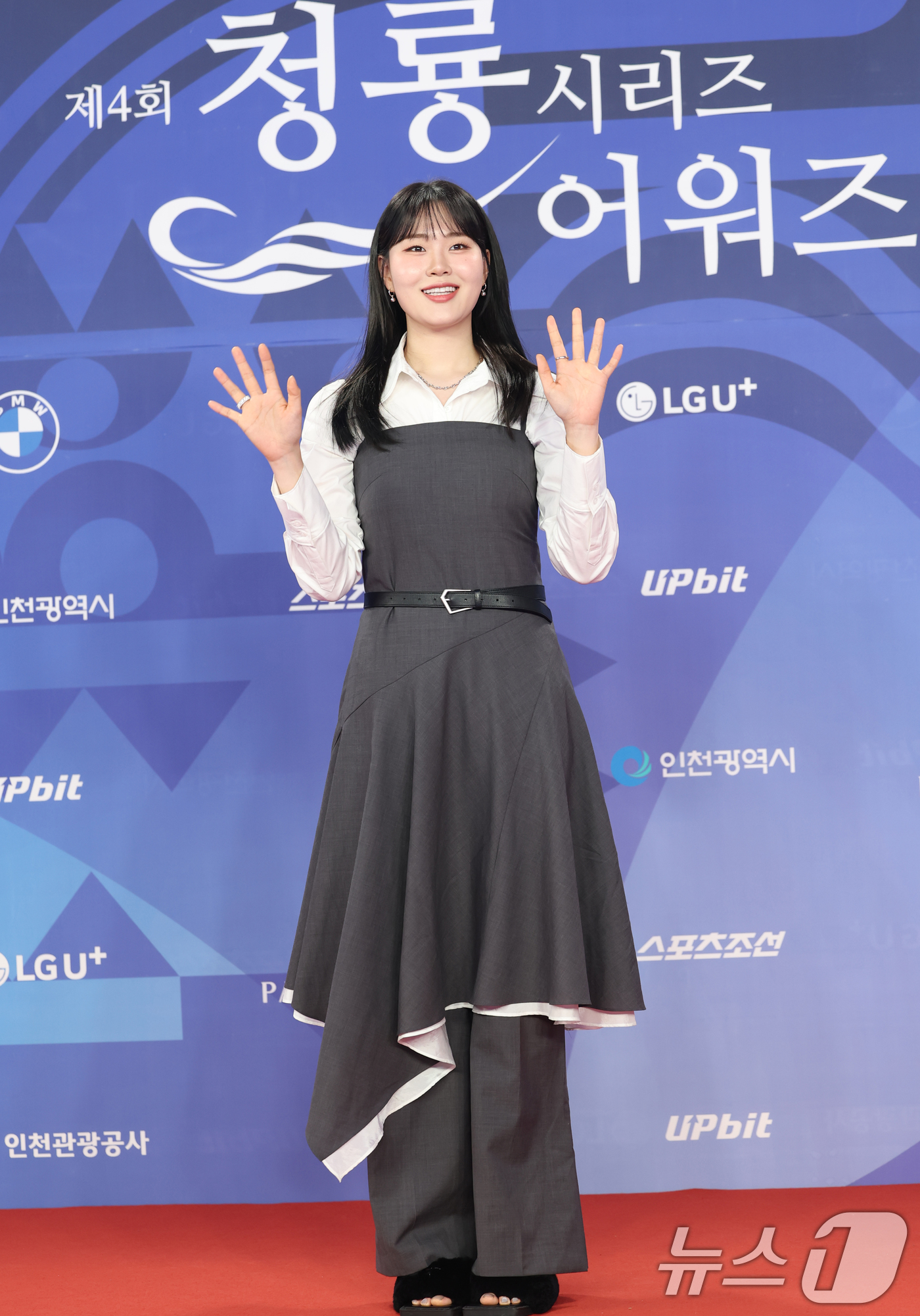 (인천=뉴스1) 권현진 기자 = 배우 엄지윤아 18일 인천 중구 파라다이스시티에서 열린 ‘제4회 청룡시리즈어워즈’에 레드카펫 행사에 참석해 포즈를 취하고 있다. 2025.7.18/ …