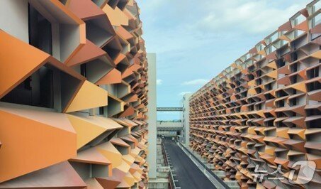 본문 이미지 -  GS건설 싱가포르 T301 철도차량기지 외벽에 설치된 ‘파사드’&#40;GS건설 제공&#41;