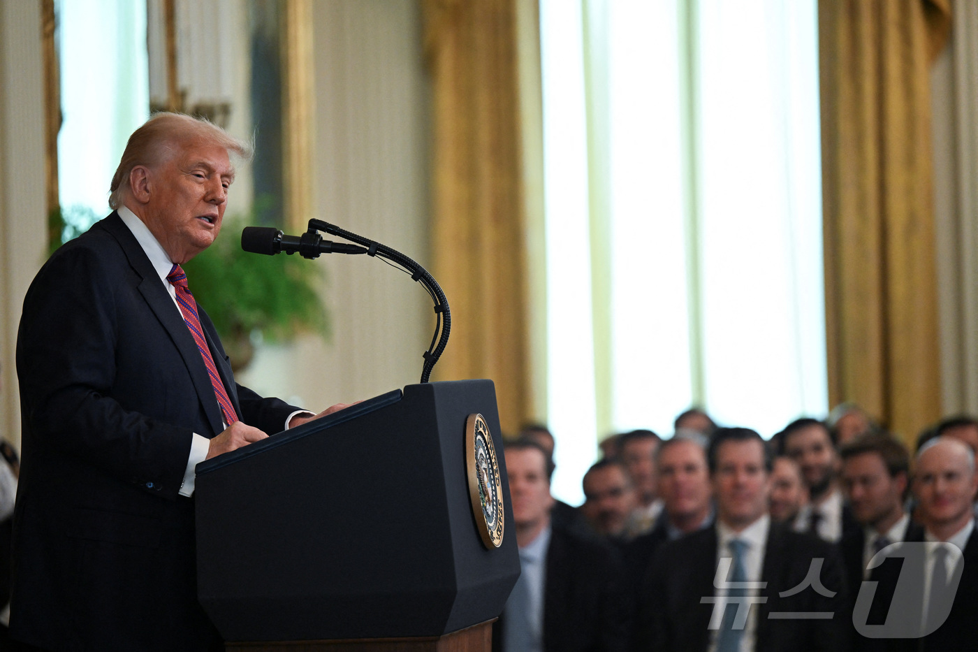 (워싱턴DC 로이터=뉴스1) 류정민 특파원 = 도널드 트럼프 미국 대통령이 18일(현지시간) 워싱턴DC 백악관에서 '지니어스 법안'(Genius Act, Guiding and Es …