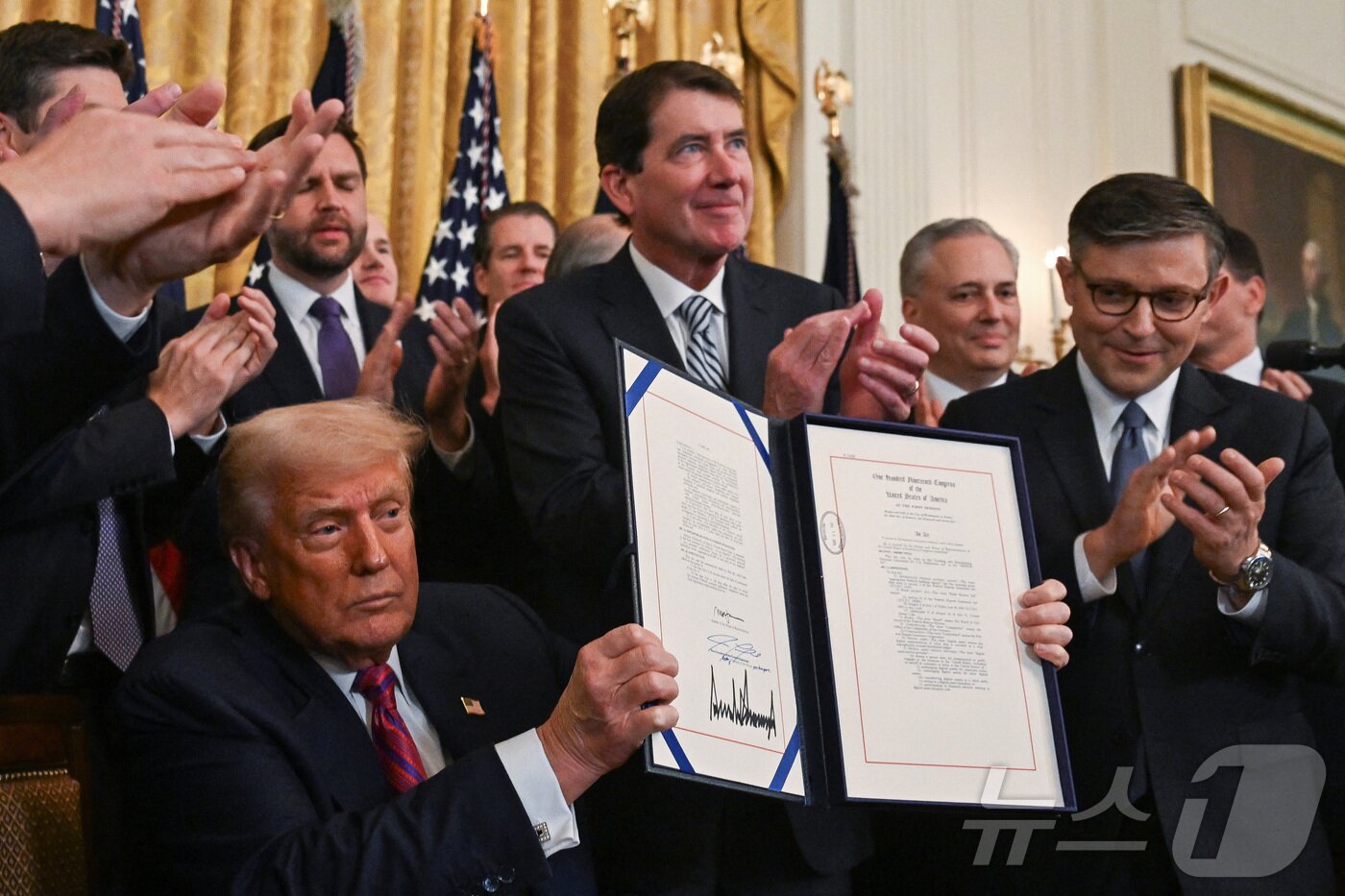 본문 이미지 - 도널드 트럼프 미국 대통령이 18일&#40;현지시간&#41; 미국 워싱턴 백악관에서 &#39;지니어스법&#39;에 서명하고 있다. 2025.7.18 ⓒ 로이터=뉴스1 ⓒ News1 김경민 기자