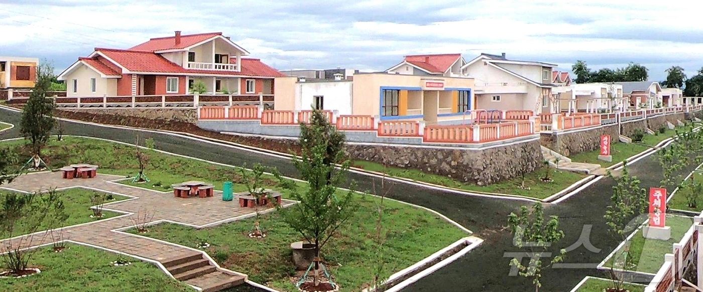 (평양 노동신문=뉴스1) = 북한 노동당 기관지 노동신문은 19일 "세번째로 '새집들이 경사'를 맞이한 송림시 청운농장에 농업근로자들의 기쁨이 한껏 넘쳐나고 있다"라고 보도했다. …