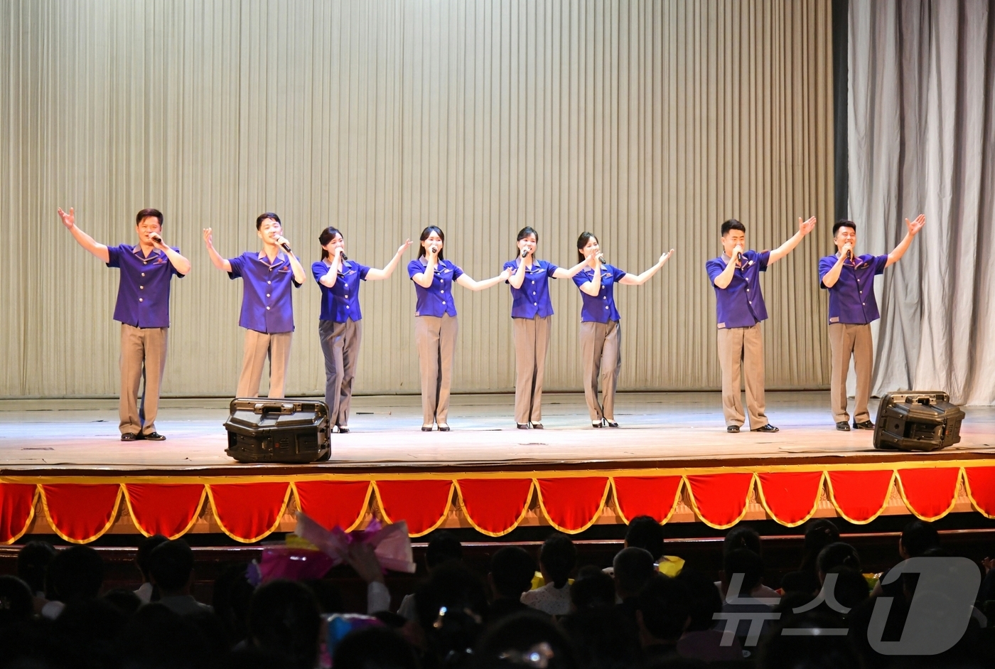 (평양 노동신문=뉴스1) = 북한 노동당 기관지 노동신문은 19일 "만수대예술단 예술인들이 남포시에서 집중경제선동공연을 진행하고 있다"라고 보도했다. [국내에서만 사용가능. 재배포 …