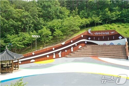 본문 이미지 - 영동국악체험촌 야외무대 옹벽에 지역의 문화 정체성을 담은 '루버'를 설치했다. (영동군 제공, 재판매 및 DB금지) /뉴스1