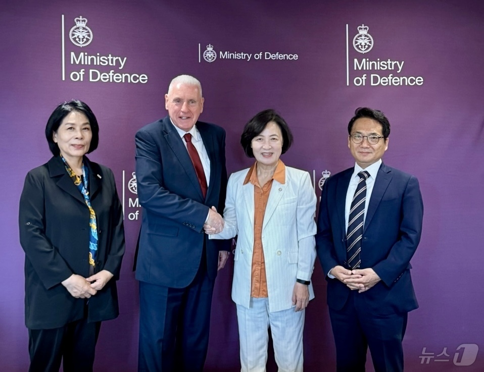 (서울=뉴스1) = 추미애 의원을 단장으로하는 대통령 영국 특사단이 지난 17일 버논 코커 영국 국방부 국무상과 만나 기념촬영을 하고 있다.왼쪽부터 최민희 의원, 버논 코커 영국 …