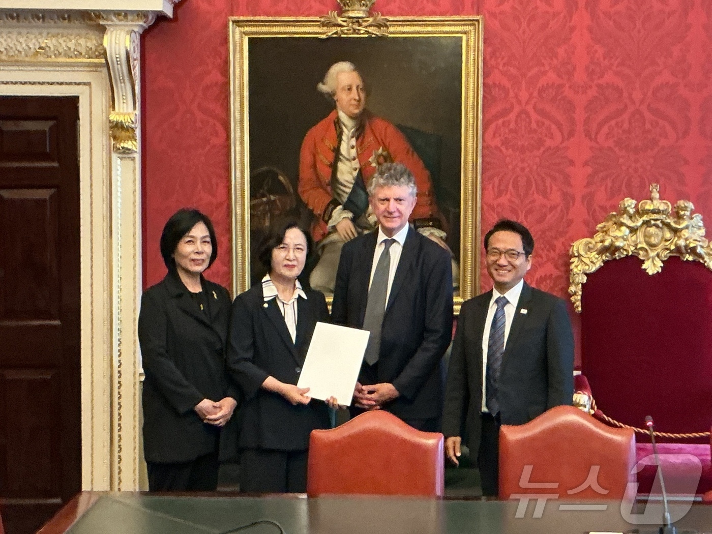 (서울=뉴스1) = 추미애 의원을 단장으로하는 대통령 영국 특사단이 지난 17일 영국 조나선 파월 국가안보보좌관과 만나 기념촬영을 하고 있다.왼쪽부터 최민희 의원, 추미애 의원, …