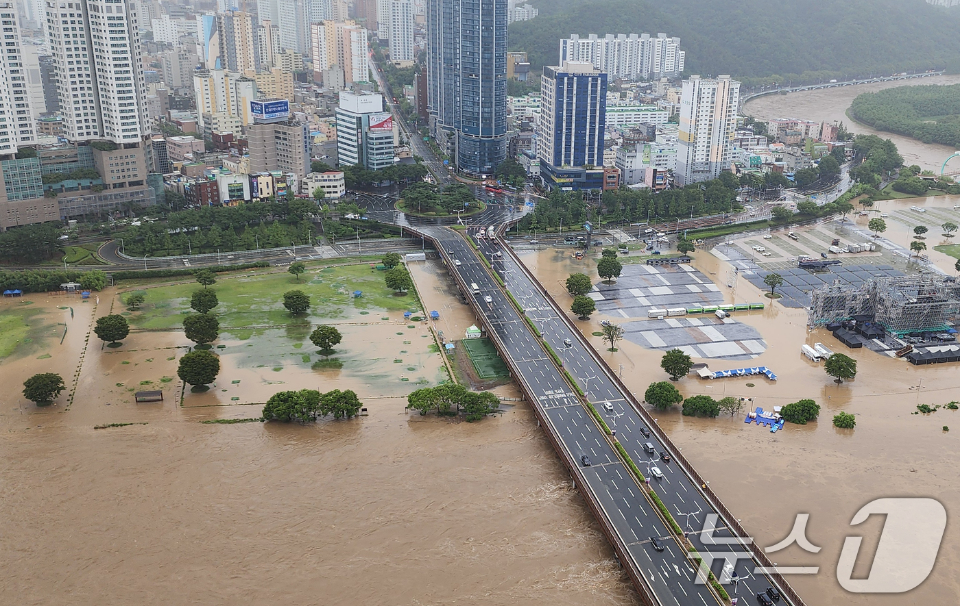 (울산=뉴스1) 조민주 기자 = 19일 내린 호우로 울산 태화강 둔치 일대가 물에 잠겨 있다. (울산소방본부 제공. 재판매 및 DB금지) 2025.7.19/뉴스1