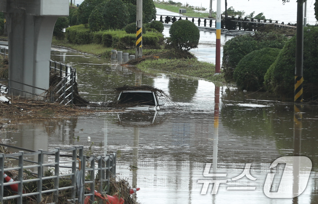 (울산=뉴스1) 조민주 기자 = 19일 내린 폭우로 울산시 중구 울산교 하부 도로에서 차량이 물에 잠겨있다. 2025.7.19/뉴스1