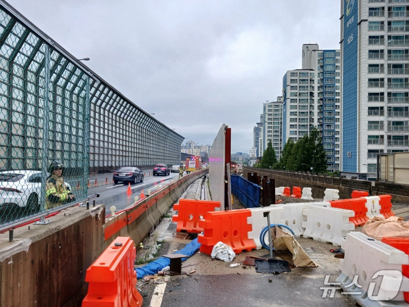 본문 이미지 - 19일 인천소방본부에 따르면 이날 오전 8시30분쯤 인천대로 인천방향 2차로 우측부에서 약 30m 수직균열이 발생했다.(인천소방본부 제공. 재배포 및 DB금지)2025.7.19/뉴스1