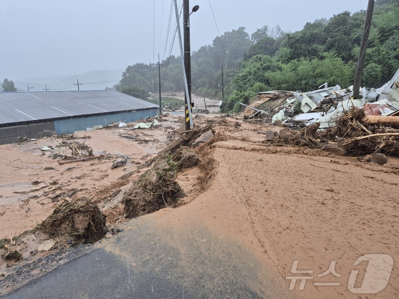 본문 이미지 - 19일 경남 산청군 산청읍 한 도로 위로 토사와 잔해들이 쏟아지고 있다.&#40;경남소방본부 제공. 재판매 및 DB금지&#41; 2025.7.19/뉴스1 ⓒ News1 강미영 기자