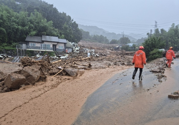 안전조치를 하는 소방대원들
