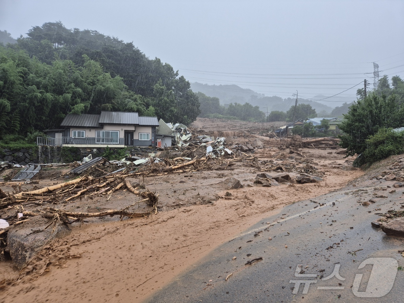 (부산ㆍ경남=뉴스1) 강미영 기자 = 19일 호우경보가 발효된 경남 산청군에 많은 비가 내리면서 산청읍 한 도로가 유실돼 있다.(경남소방본부 제공. 재판매 및 DB금지) 2025. …